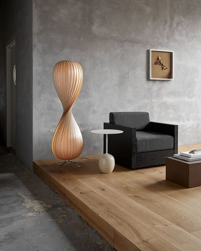 Tom Rossau TR10 floor lamp – 54.3 in, lit