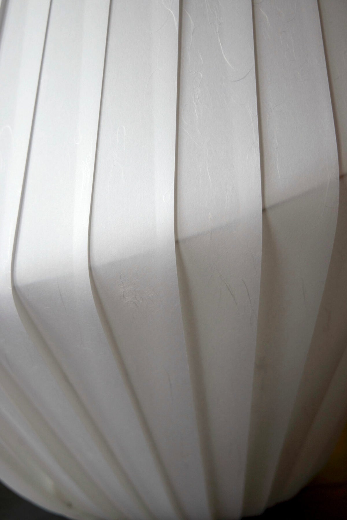 Tom Rossau TR31 pendant light – close-up of the white lamellas
