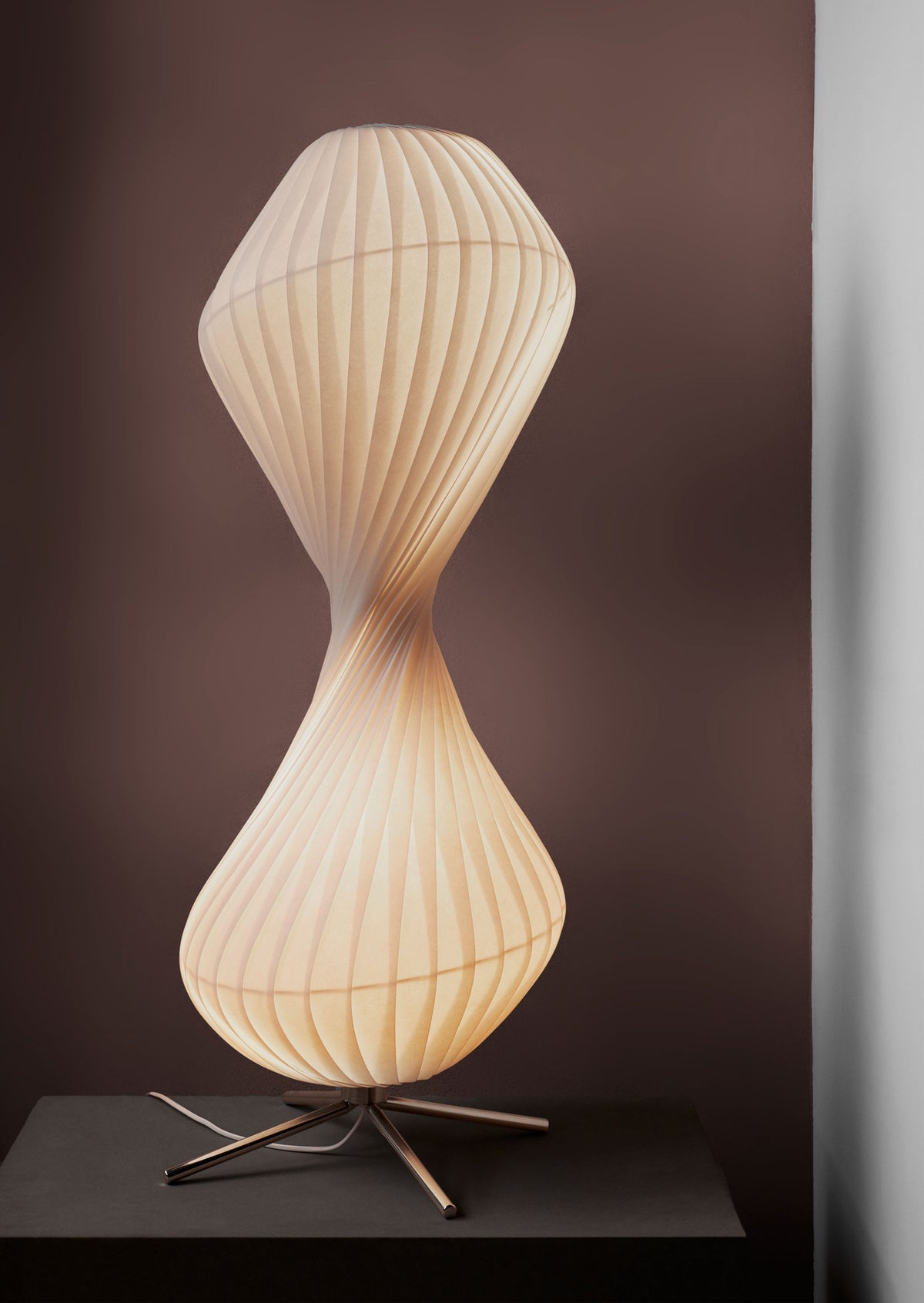 Tom Rossau TR32 floor lamp – in a living room