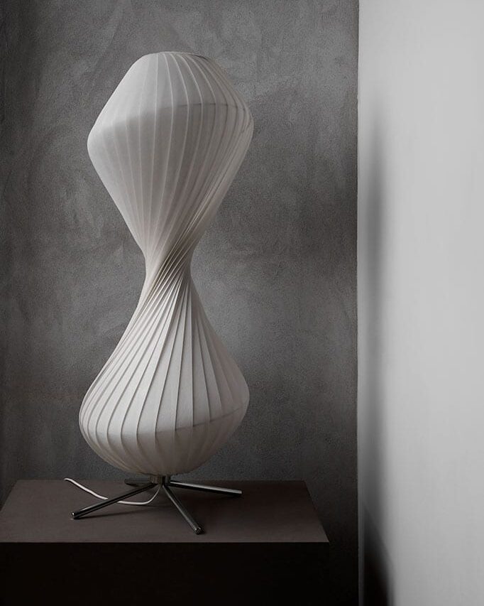 Tom Rossau TR32 floor lamp – switched off, studio