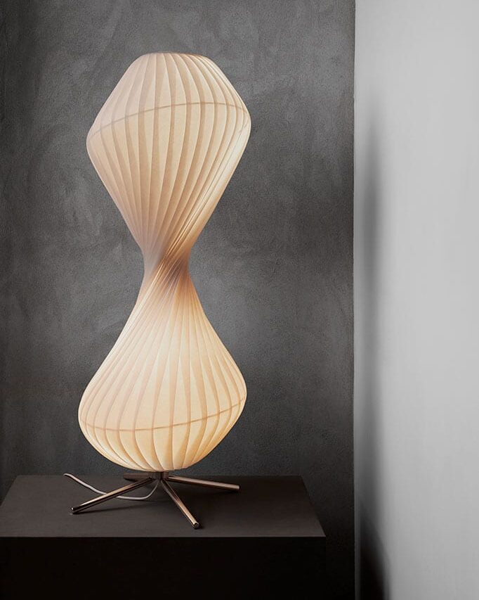 Tom Rossau TR32 floor lamp – lit, studio