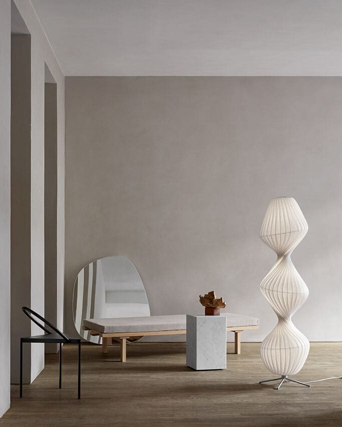 Tom Rossau TR33 floor lamp – lit, studio