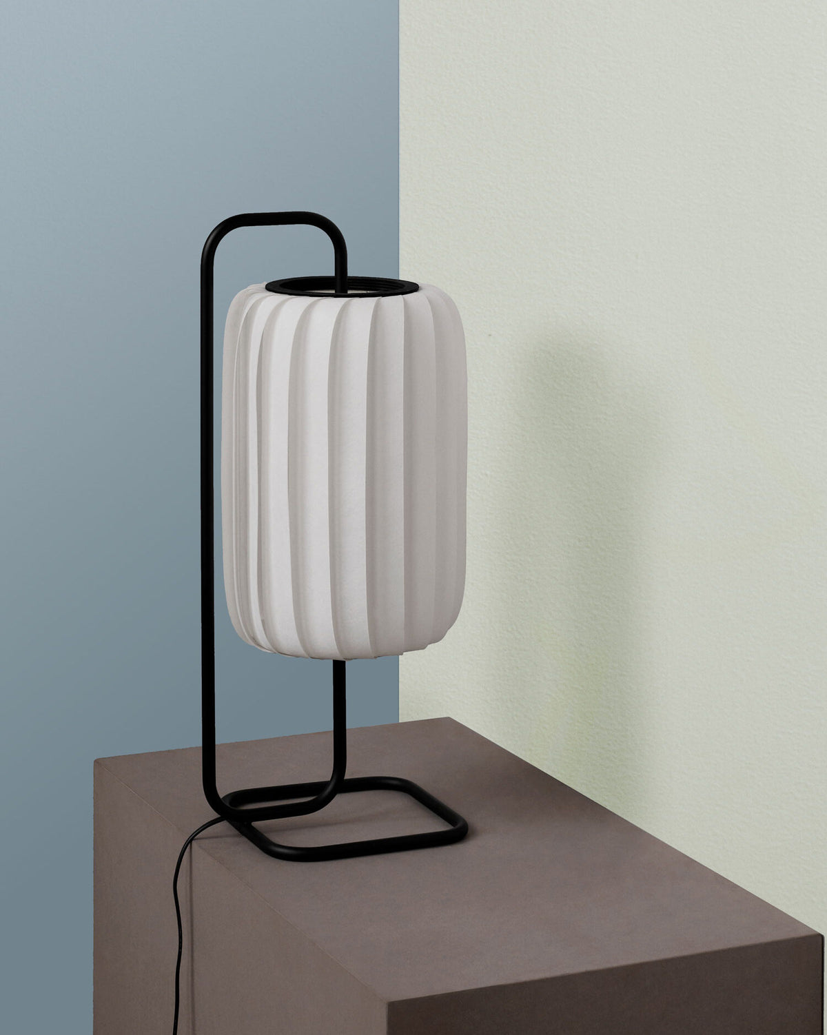 Tom Rossau TR37 table lamp – lit in a room