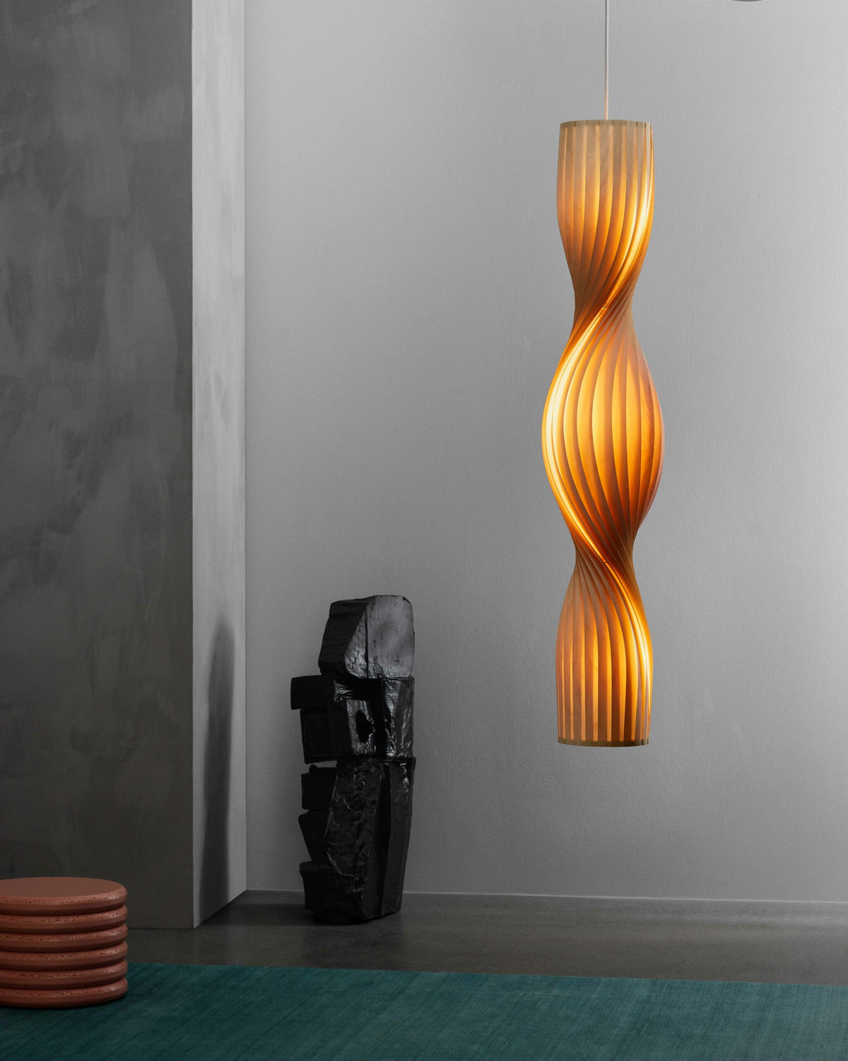 Tom Rossau TR4 pendant light – lit in a room