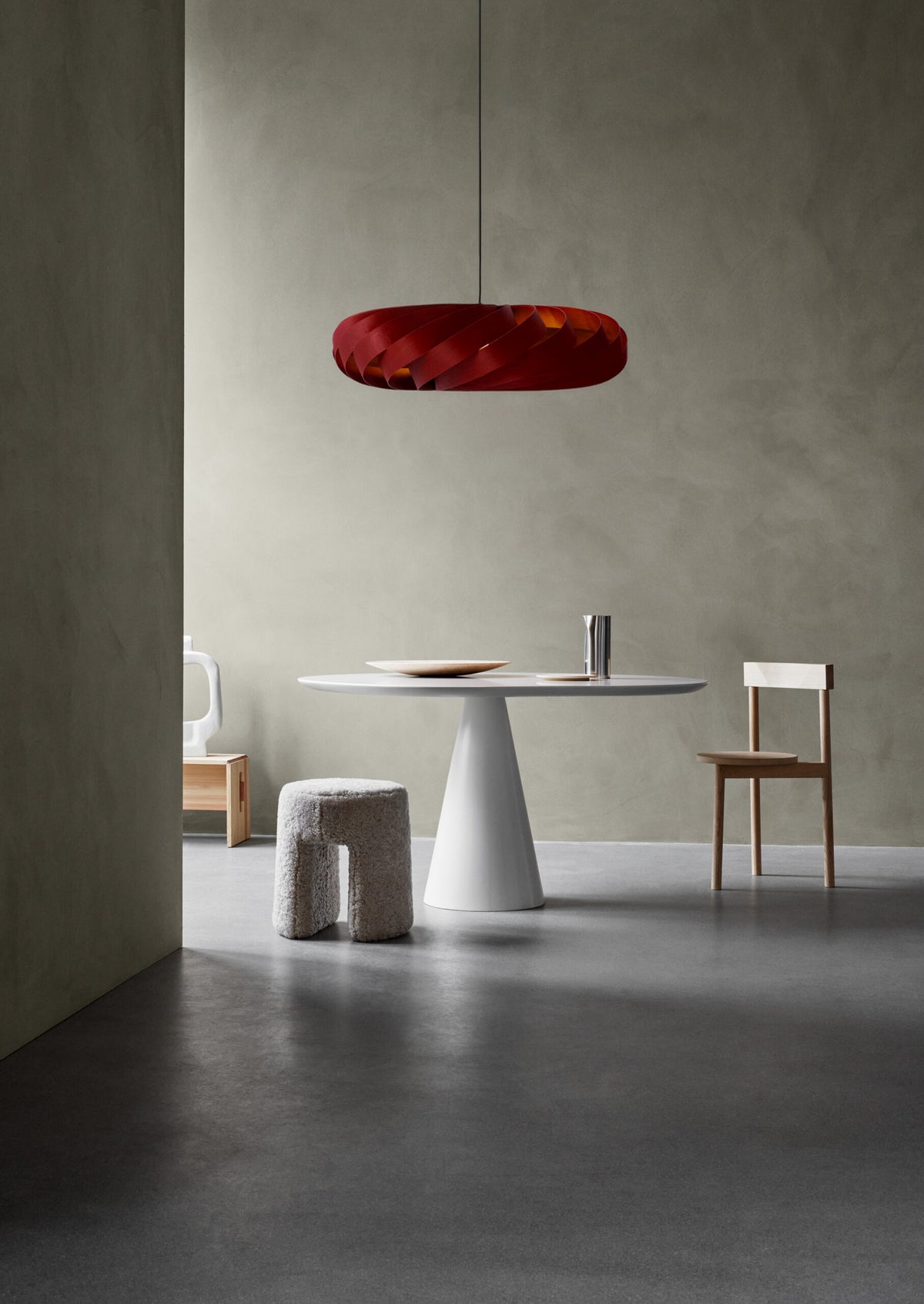 Tom Rossau TR5 pendant light – Mahogany Red Birch, 39.4 in, lit