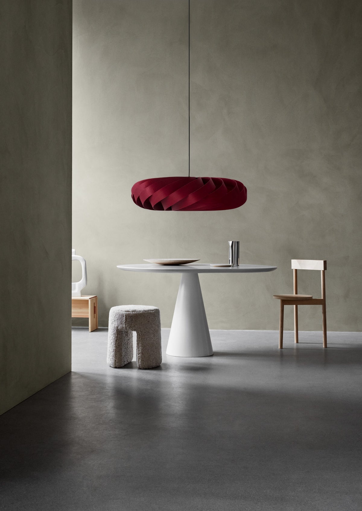 Tom Rossau TR5 pendant light – Red Birch, 39.4 in, switched off