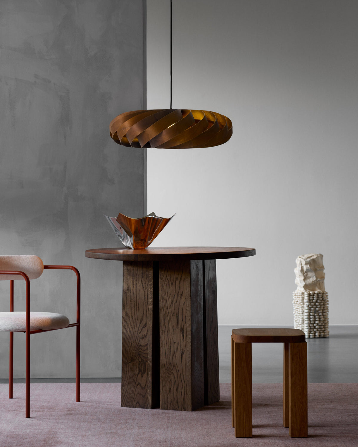 Tom Rossau TR5 pendant light – Teak Brown Birch, 23.6 in, lit, over a dining table