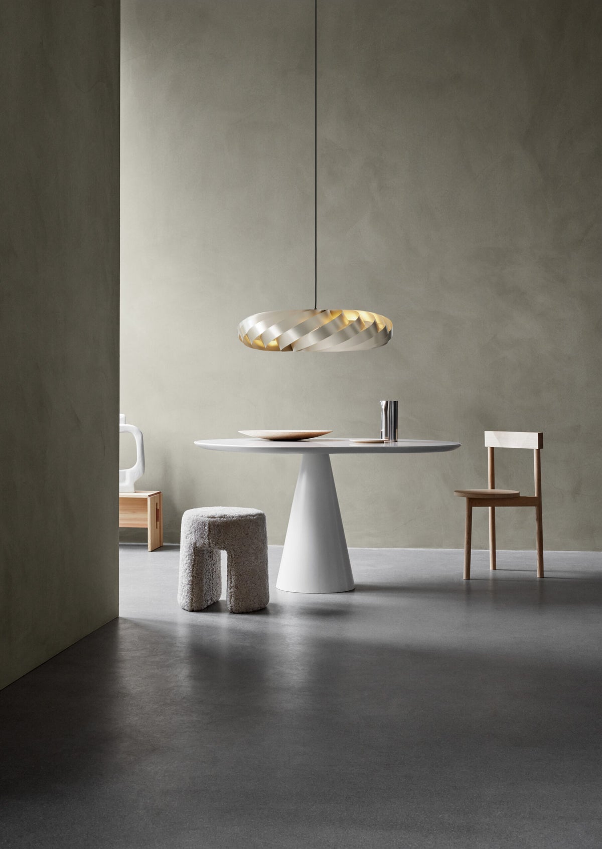 Tom Rossau TR5 pendant light – Gold Aluminum, 31.5 in, lit