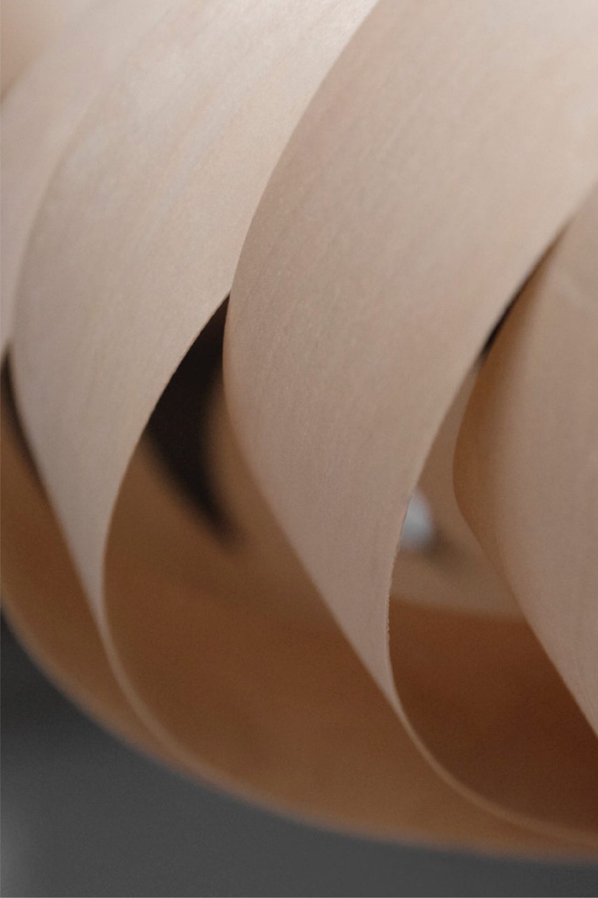 Tom Rossau TR5 pendant light – close-up of the twisted birch lamellas