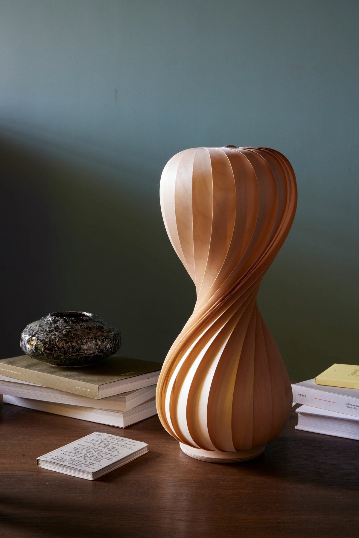 Tom Rossau TR7 table lamp – Natural Birch, unlit, close-up