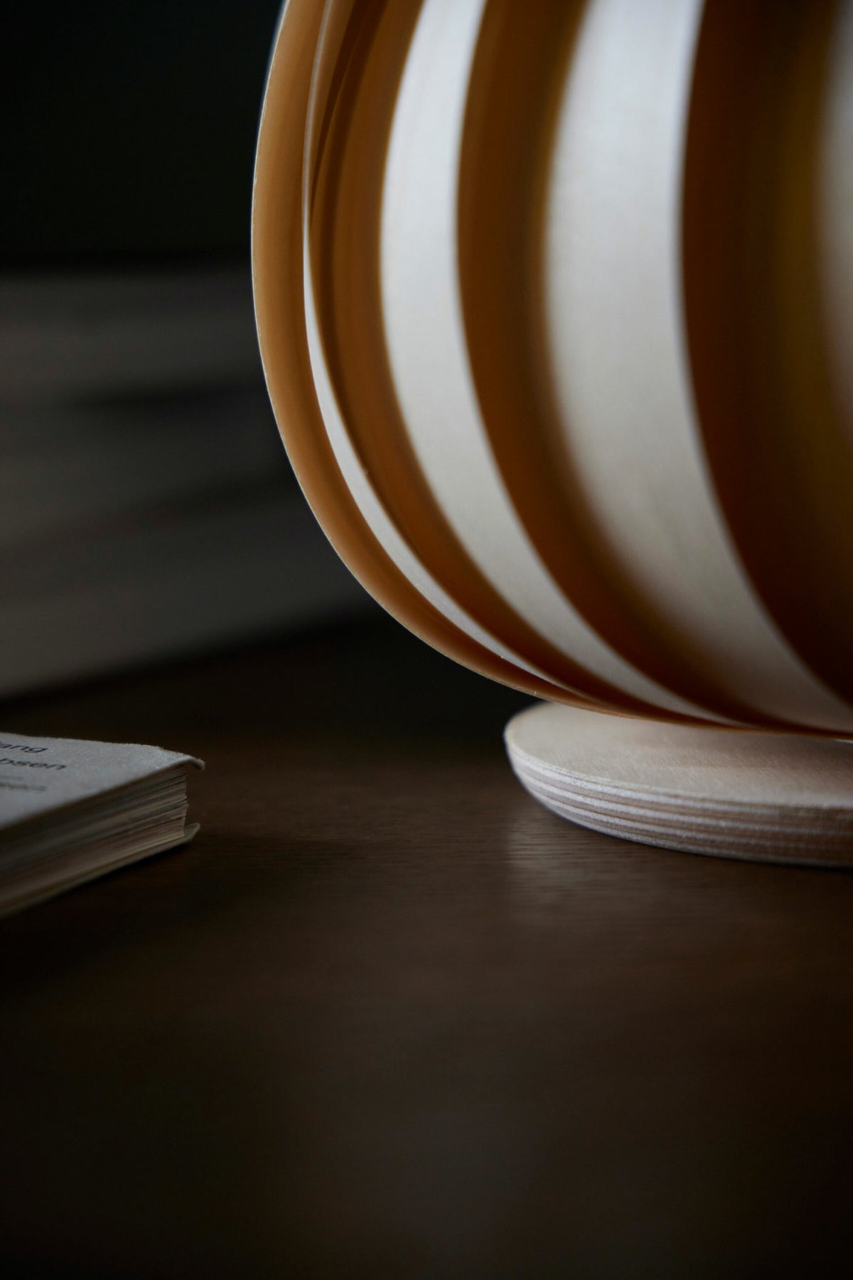Tom Rossau TR7 table lamp – the twisted strips in detail
