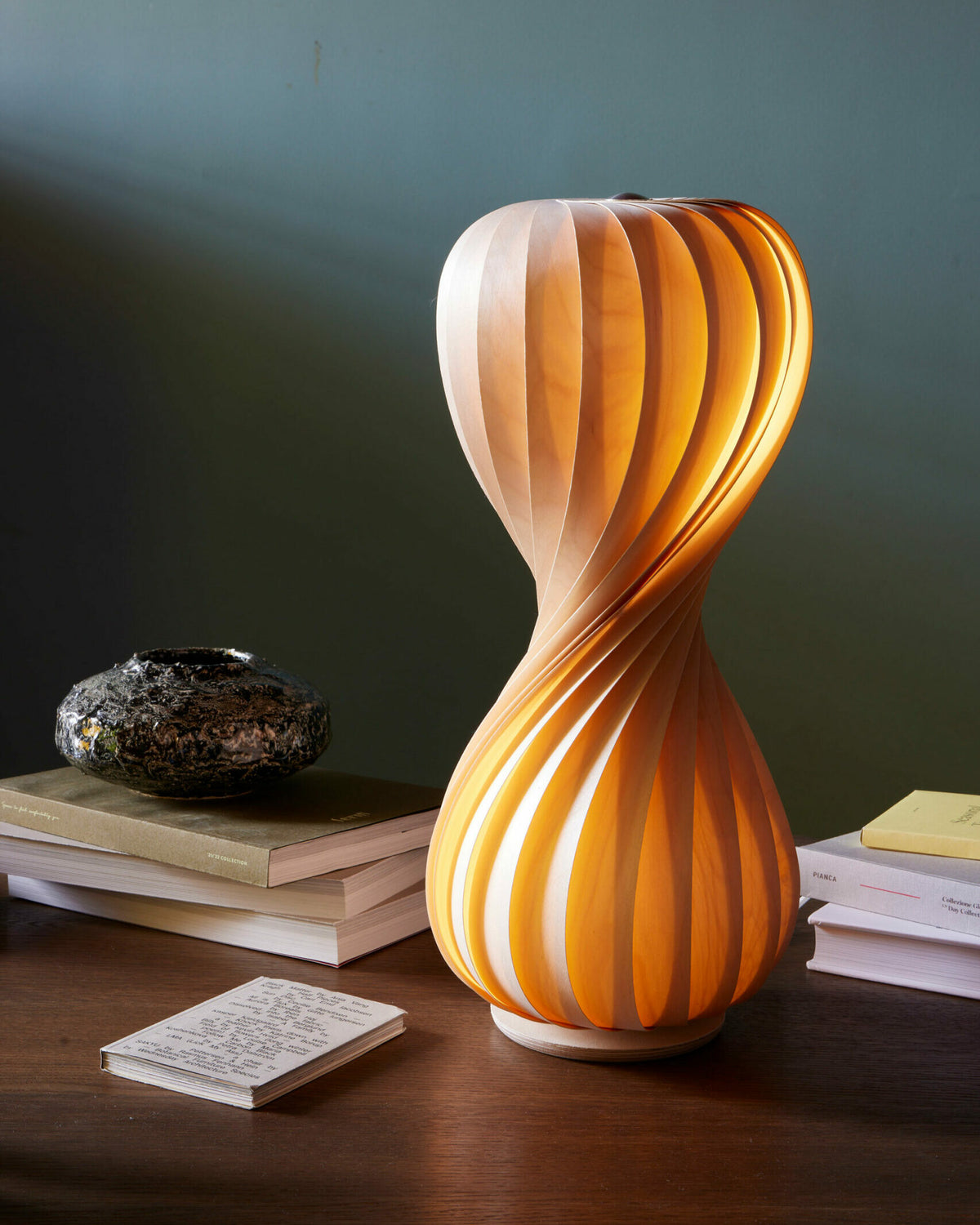 Tom Rossau TR7 table lamp – Natural Birch, lit, close-up
