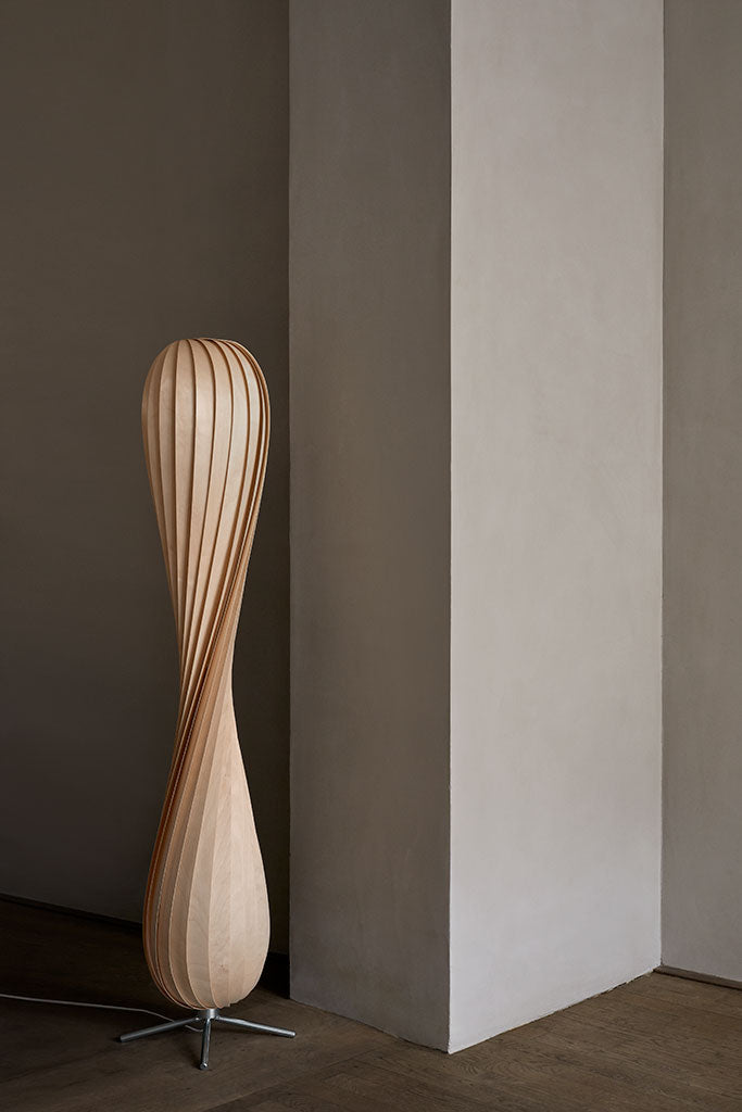 Tom Rossau TR7 floor lamp – Natural Birch, studio view