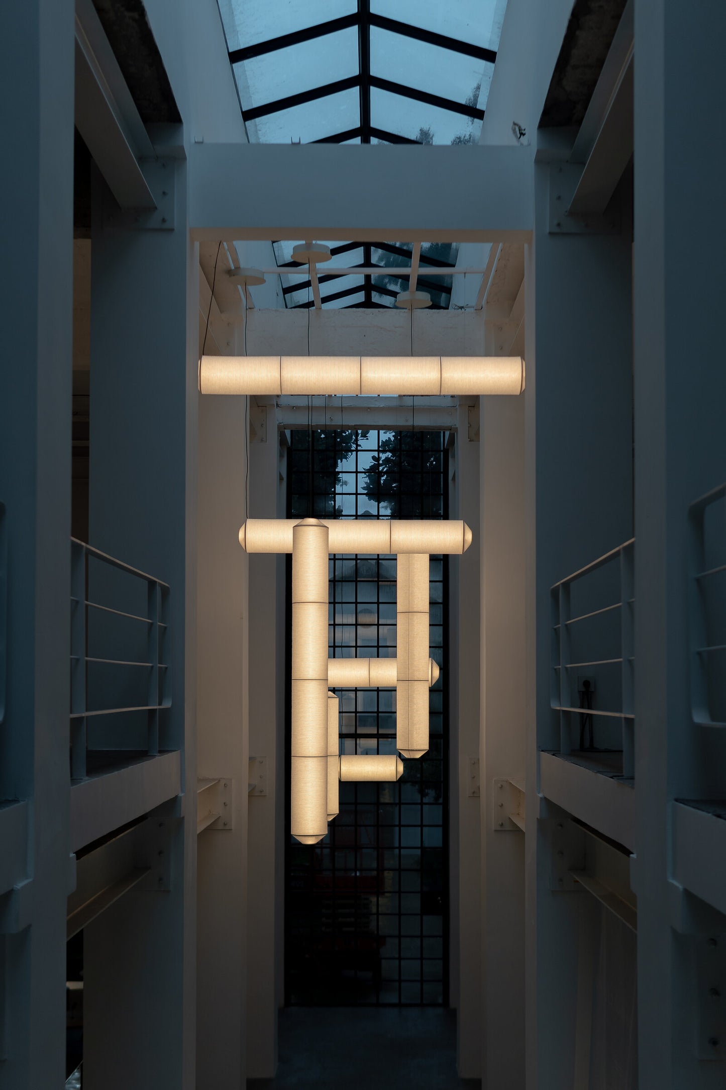 Elegant modern pendant lamp for offices and conference rooms