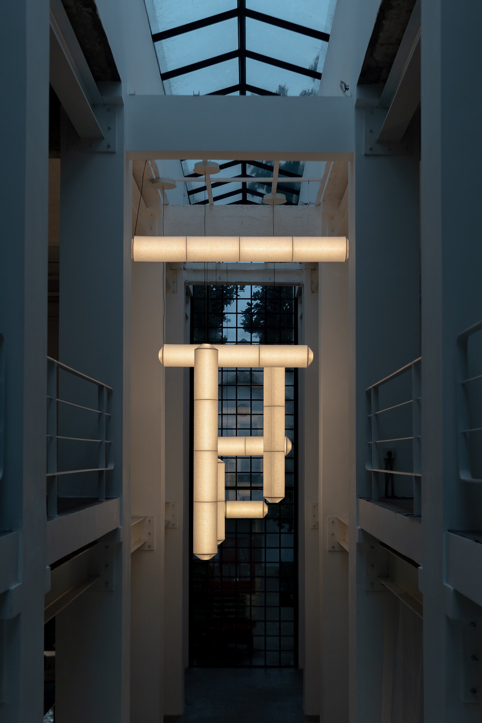 Elegant modern pendant lamp for offices and conference rooms