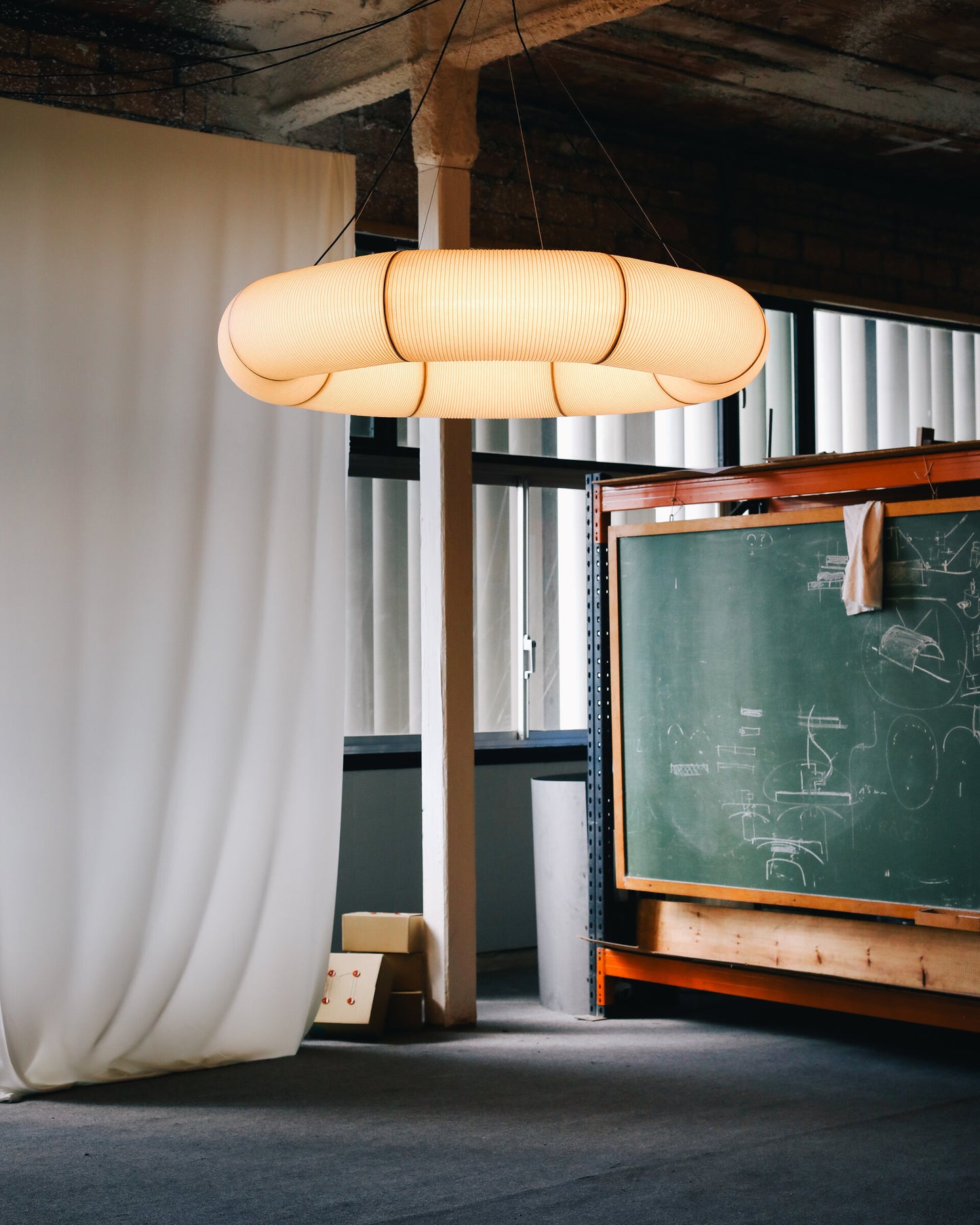 Tekiò pendant lamp with metal structure and paper shade