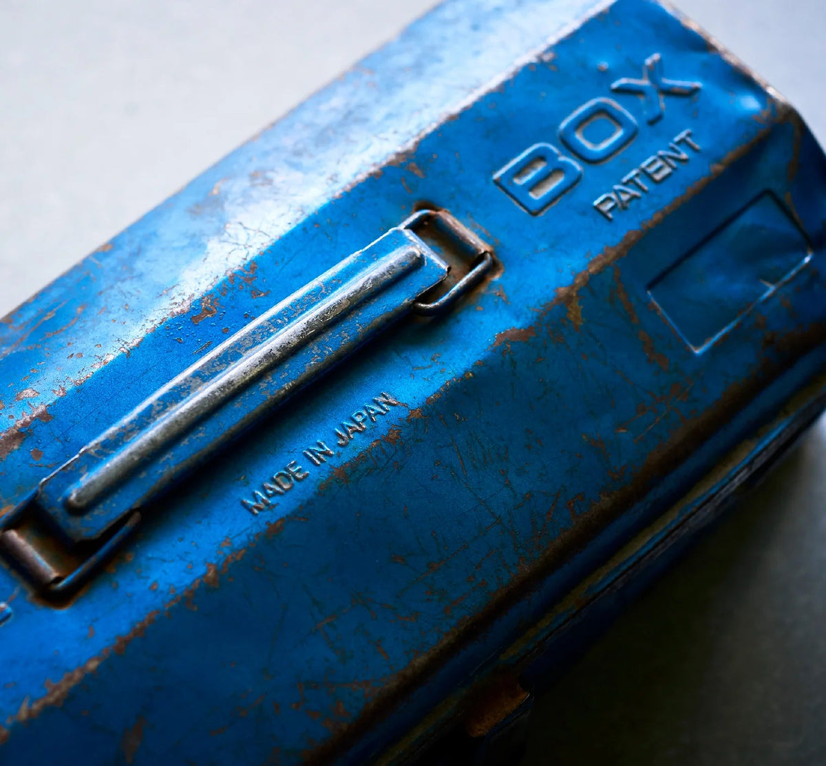 Toyo Steel GL-350 Three-Level Cantilever Toolbox, Blue – embossed handle detail