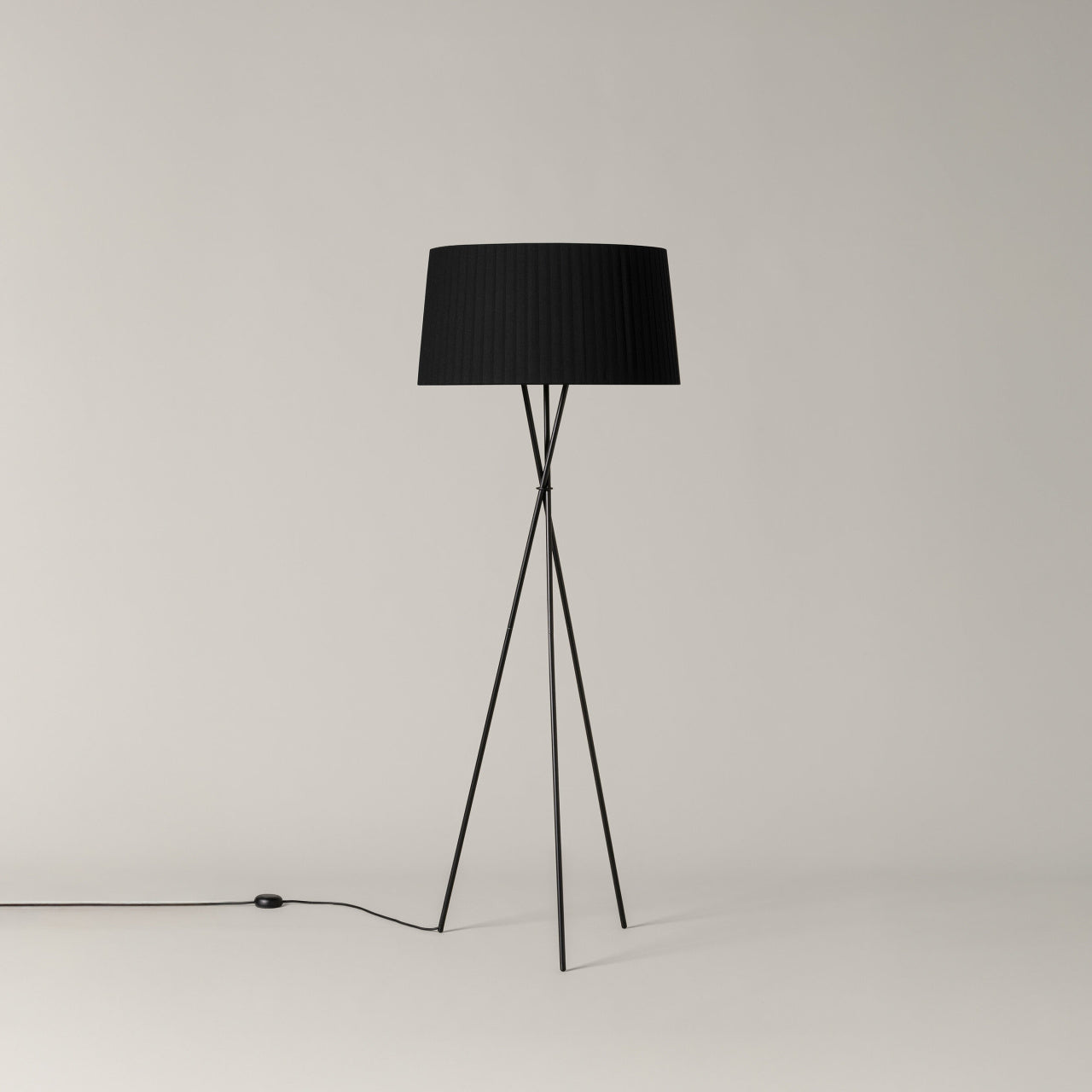 Black ribbon lampshade on Tripode G5 floor lamp by Santa and Cole
