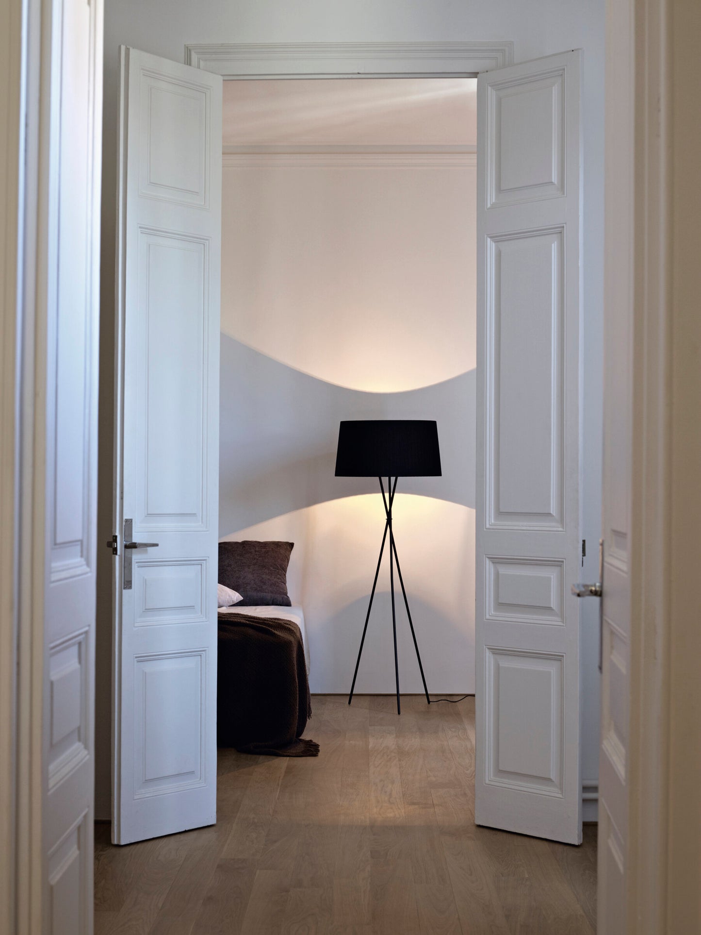 Tripode G5 designer floor lamp for hotel and hospitality interiors