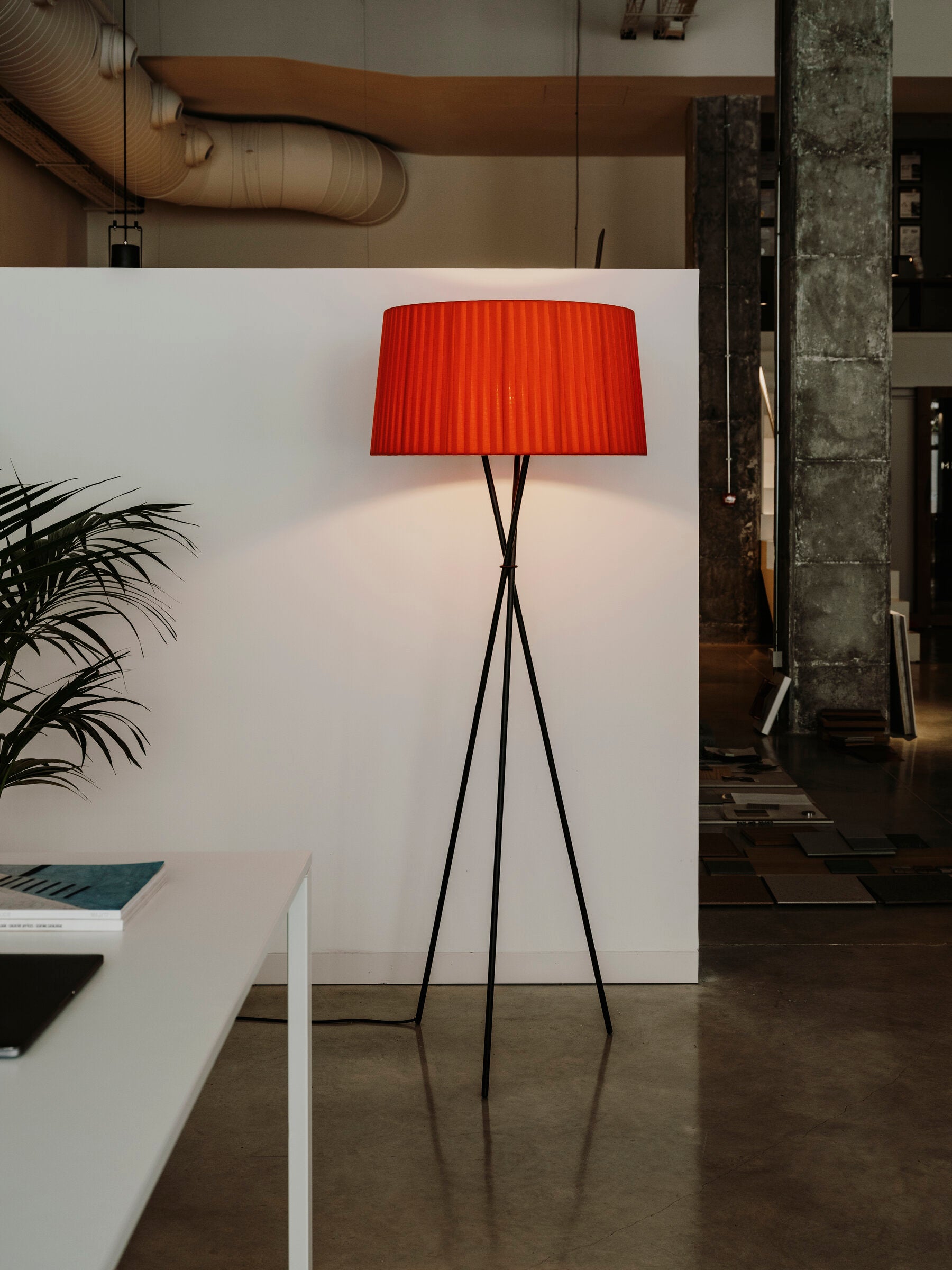 Tripode G5 floor lamp with soft diffused warm lighting