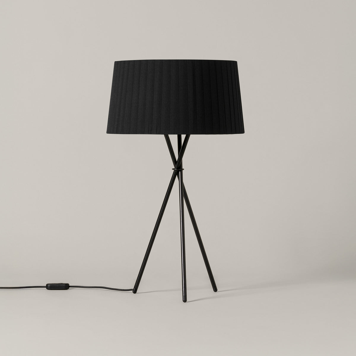 Santa & Cole Trípode G6 table lamp – black, switched off, image 5