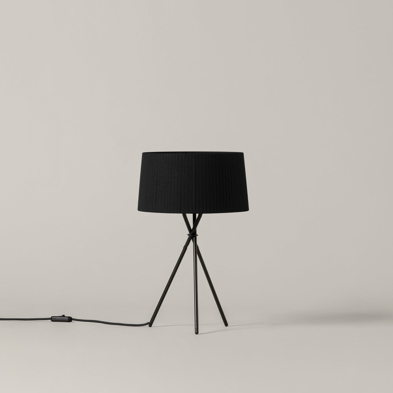 Santa & Cole Trípode M3 black shade indoor lamp