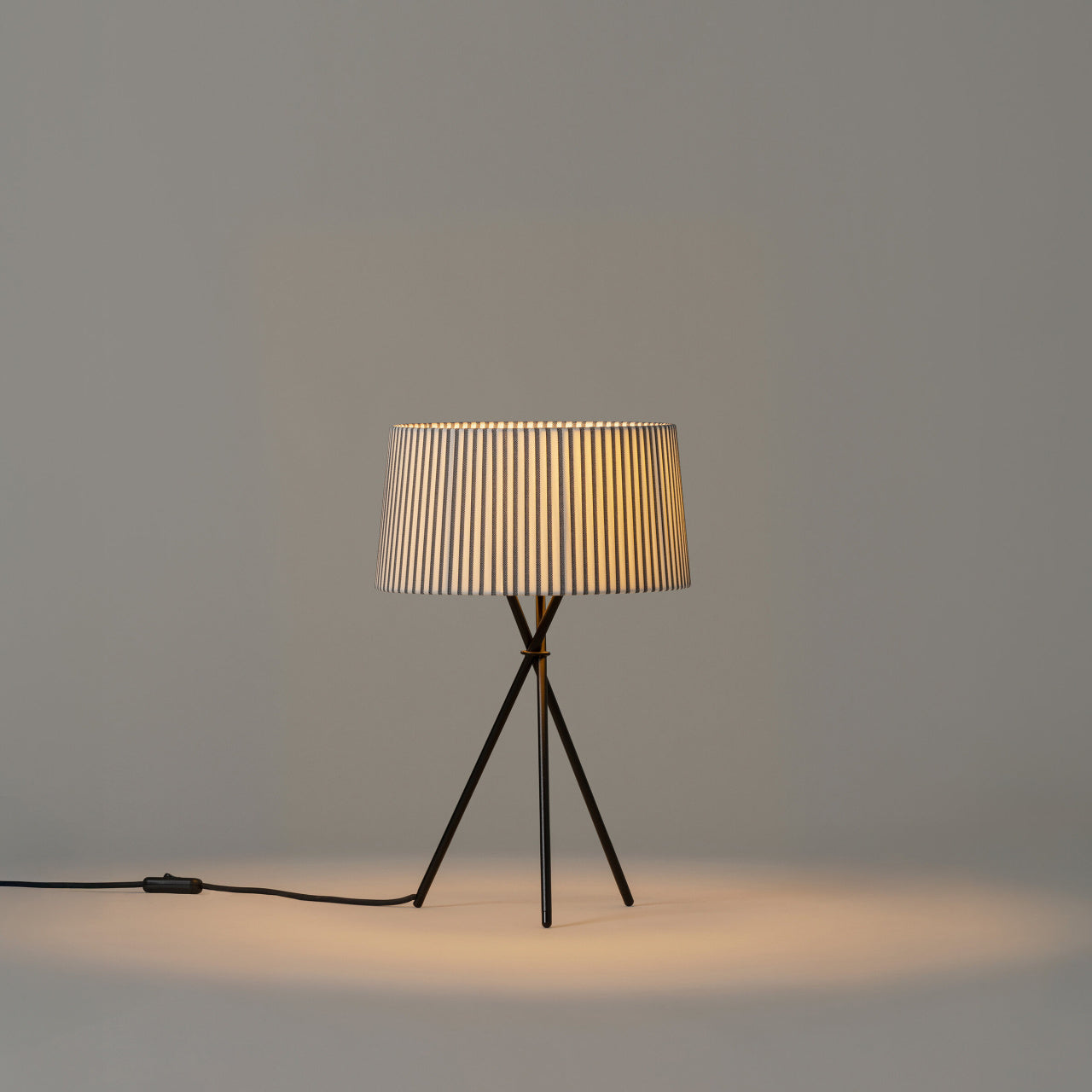 Modern ribbon shade lamp with Bretona stripe pattern