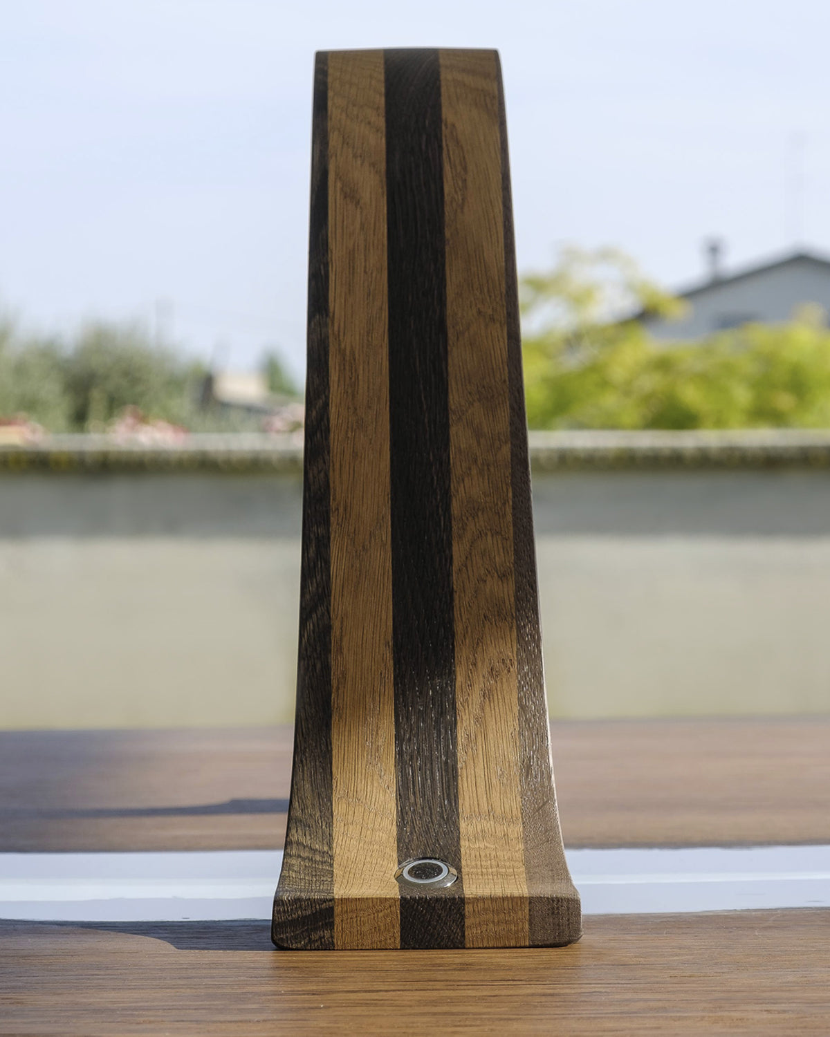 Teukho Lambda fossil oak LED table lamp in Black/Brown, end-on view showing the layered wood