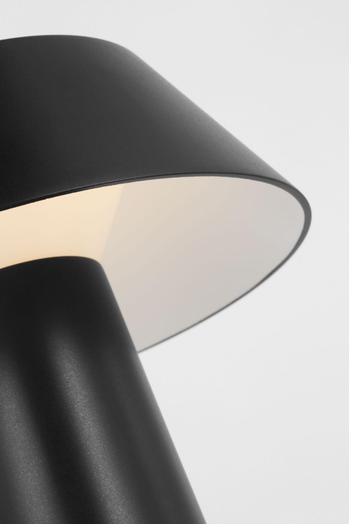Sesa Short Accent Rechargeable LED Table Lamp – close-up detail