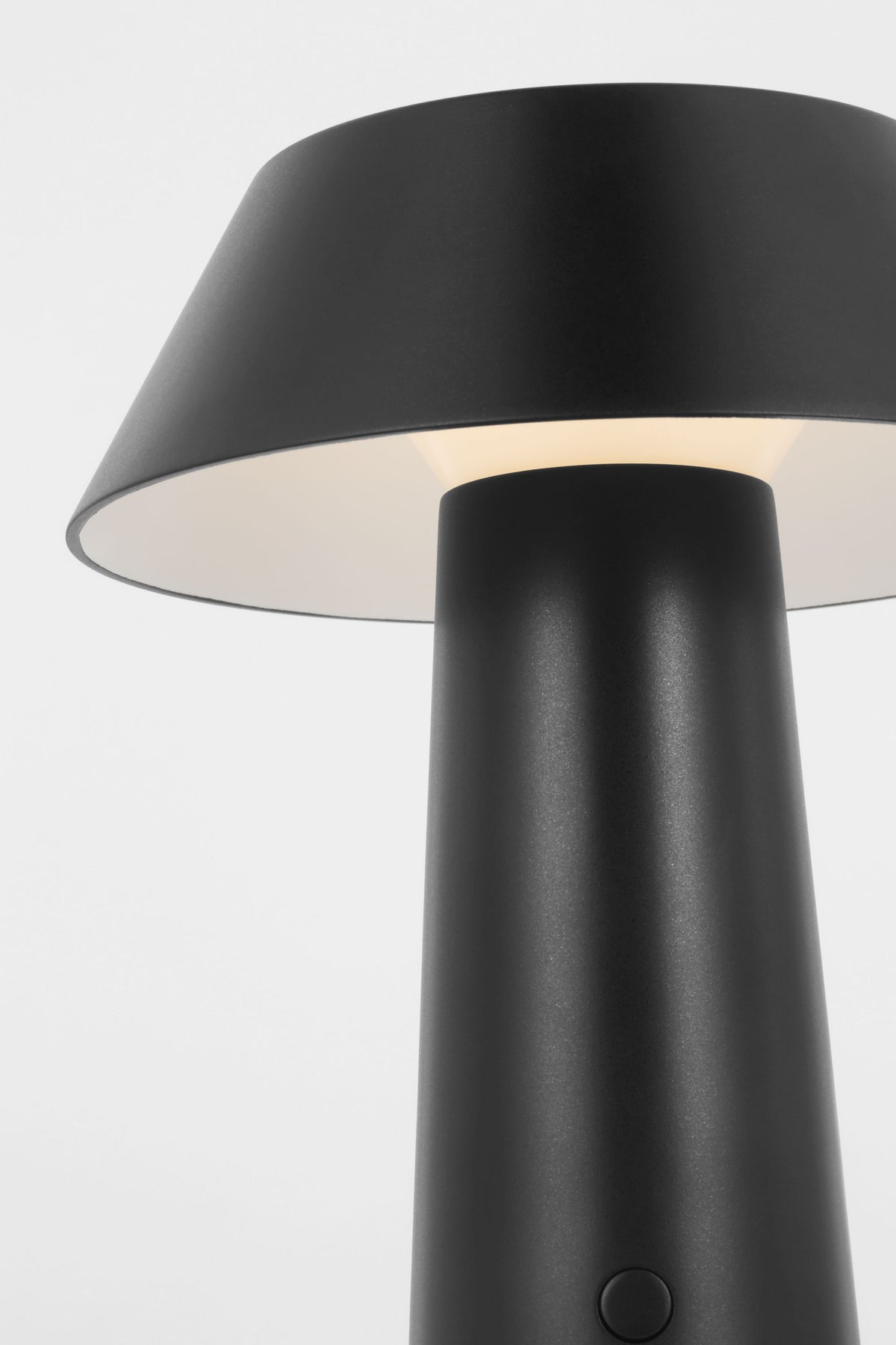 Sesa Short Accent Rechargeable LED Table Lamp – close-up detail