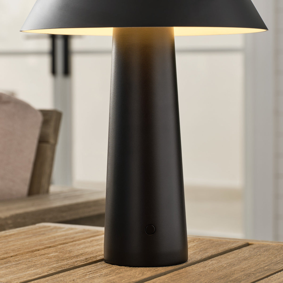 Close view of the Sesa Accent lit shade