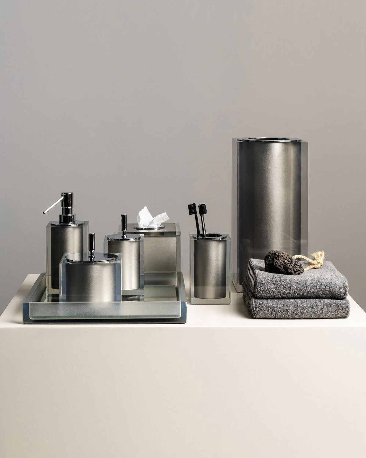 Vallvé Gloss Platinum toothbrush holder in clear resin and platinum – photo 1