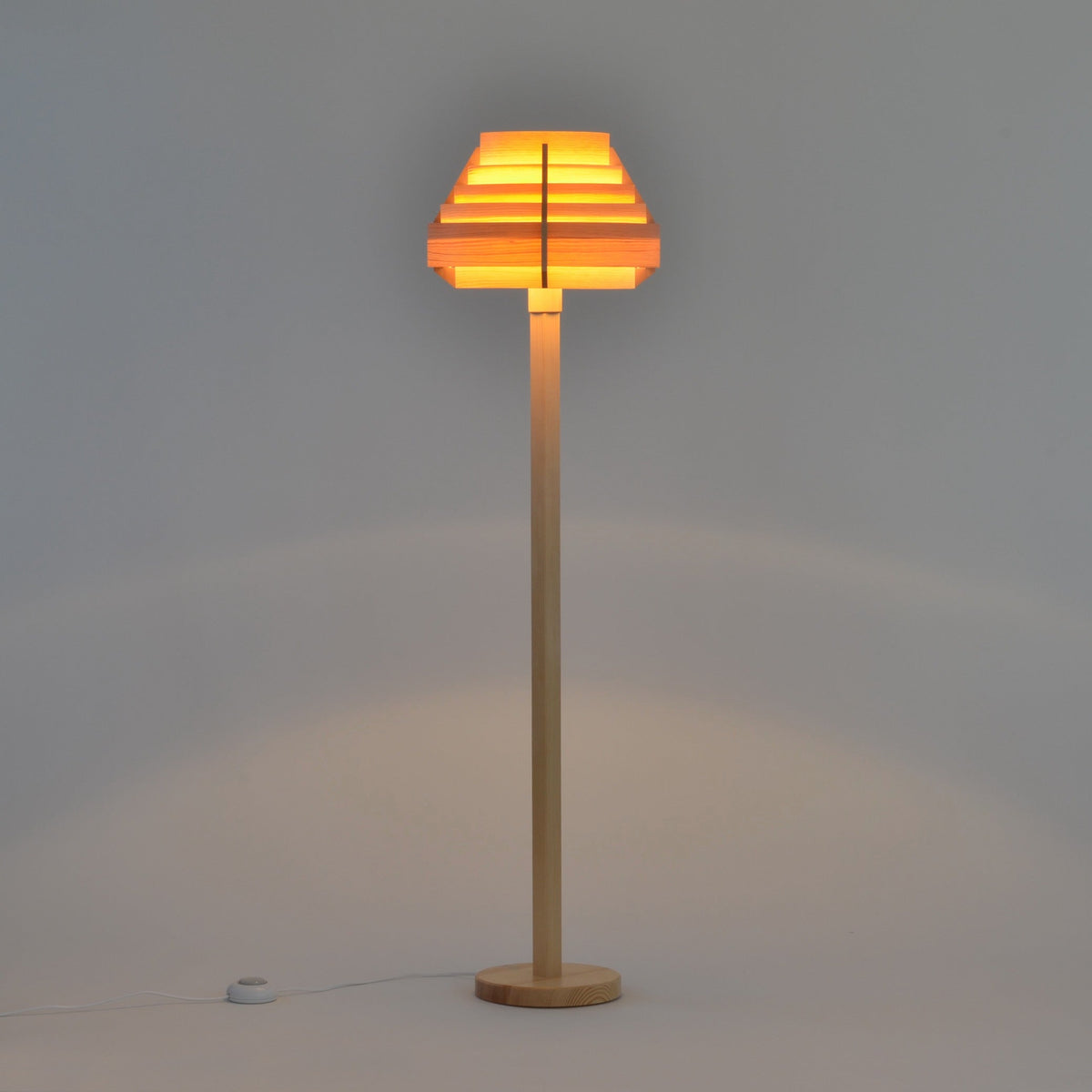 Yamagiwa Jakobsson Pine Floor Lamp, photo 2 (image 2 of 7)