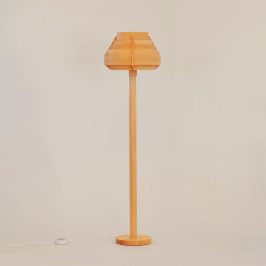 Yamagiwa Jakobsson Pine Floor Lamp, photo 1 (image 1 of 7)