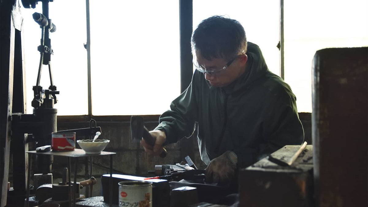 Terazaki Hamono Tsume Hand-Forged Nigiri Scissors – Kenshi Terasaki at work in his Hyogo workshop