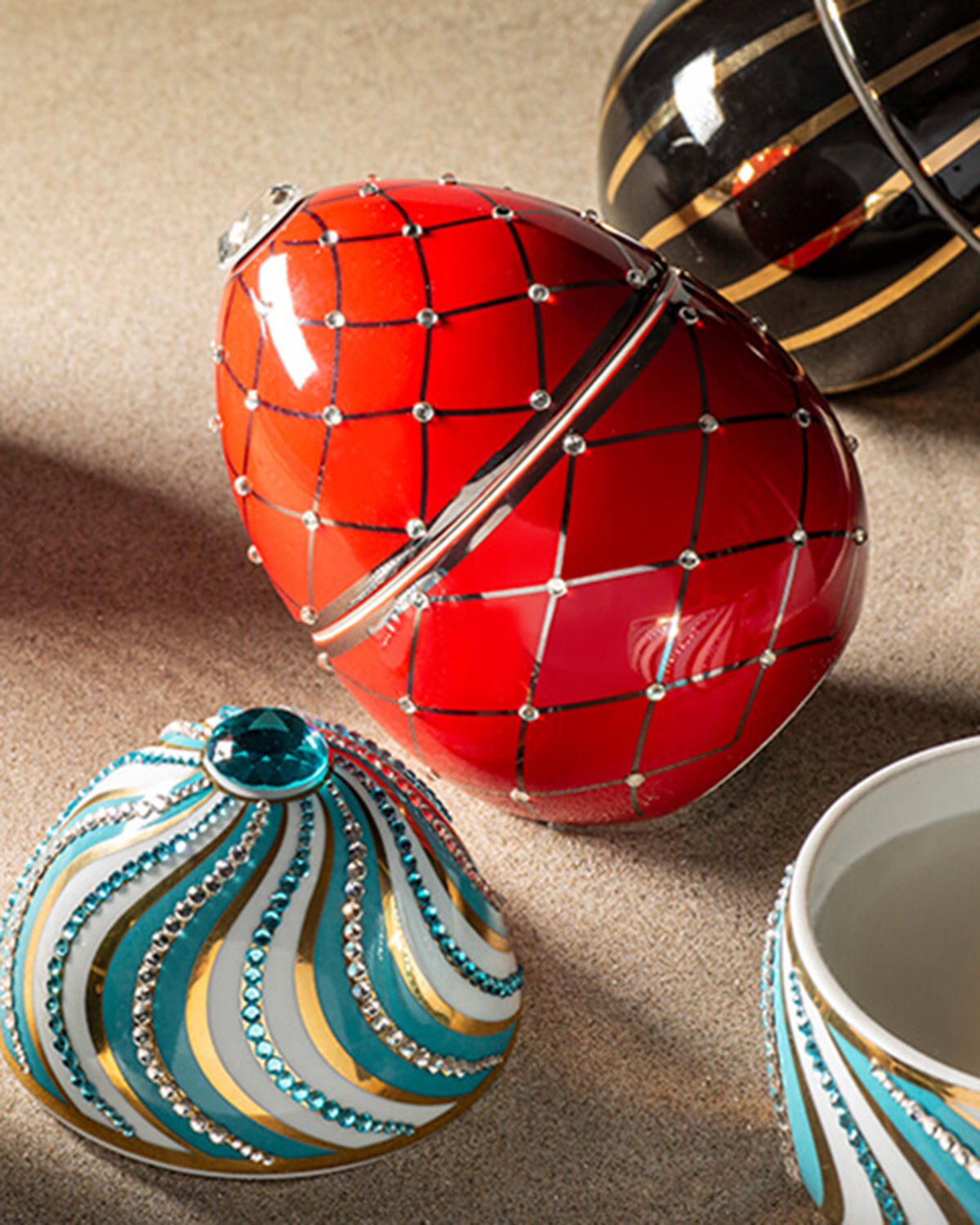 Bois de Russie 450 g ceramic egg candle by Ladenac Milano, red egg styled beside a turquoise egg