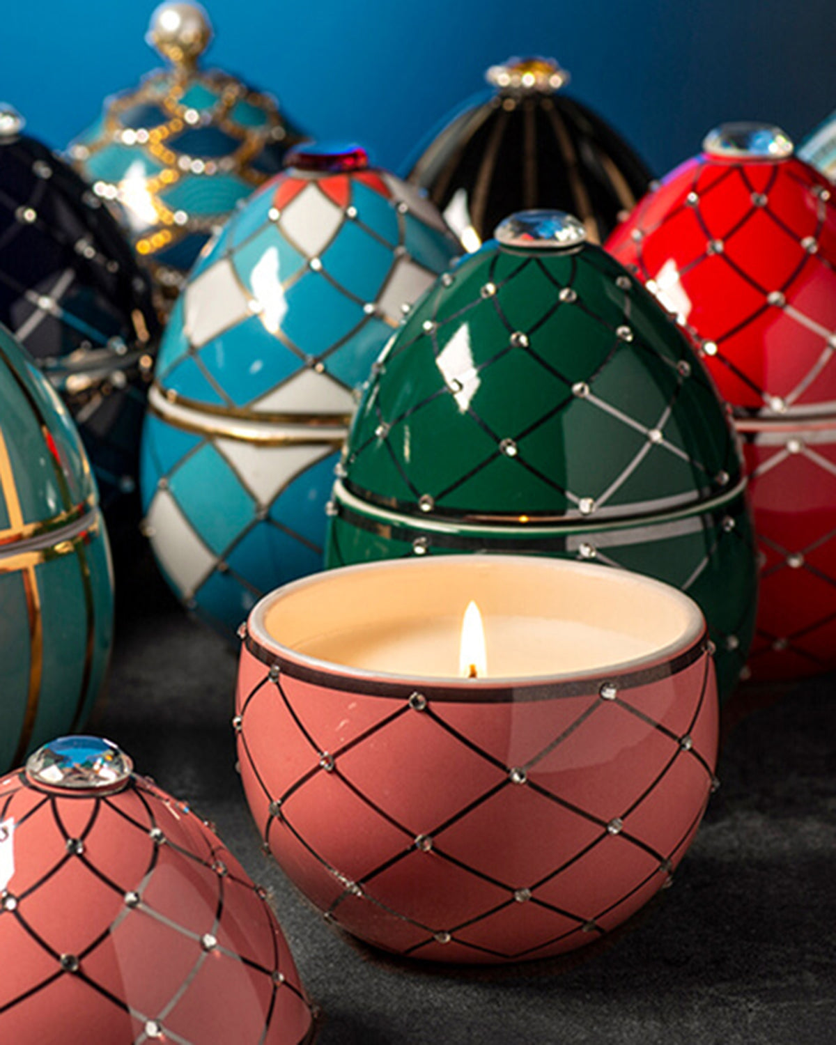 Bois de Russie 450 g ceramic egg candle by Ladenac Milano, red and green eggs styled together