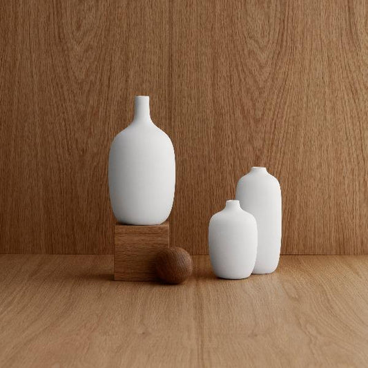 blomus CEOLA Ceramic Bud Vase, 5 Shapes & Sizes – CEOLA ceramic vase in a styled room (1)