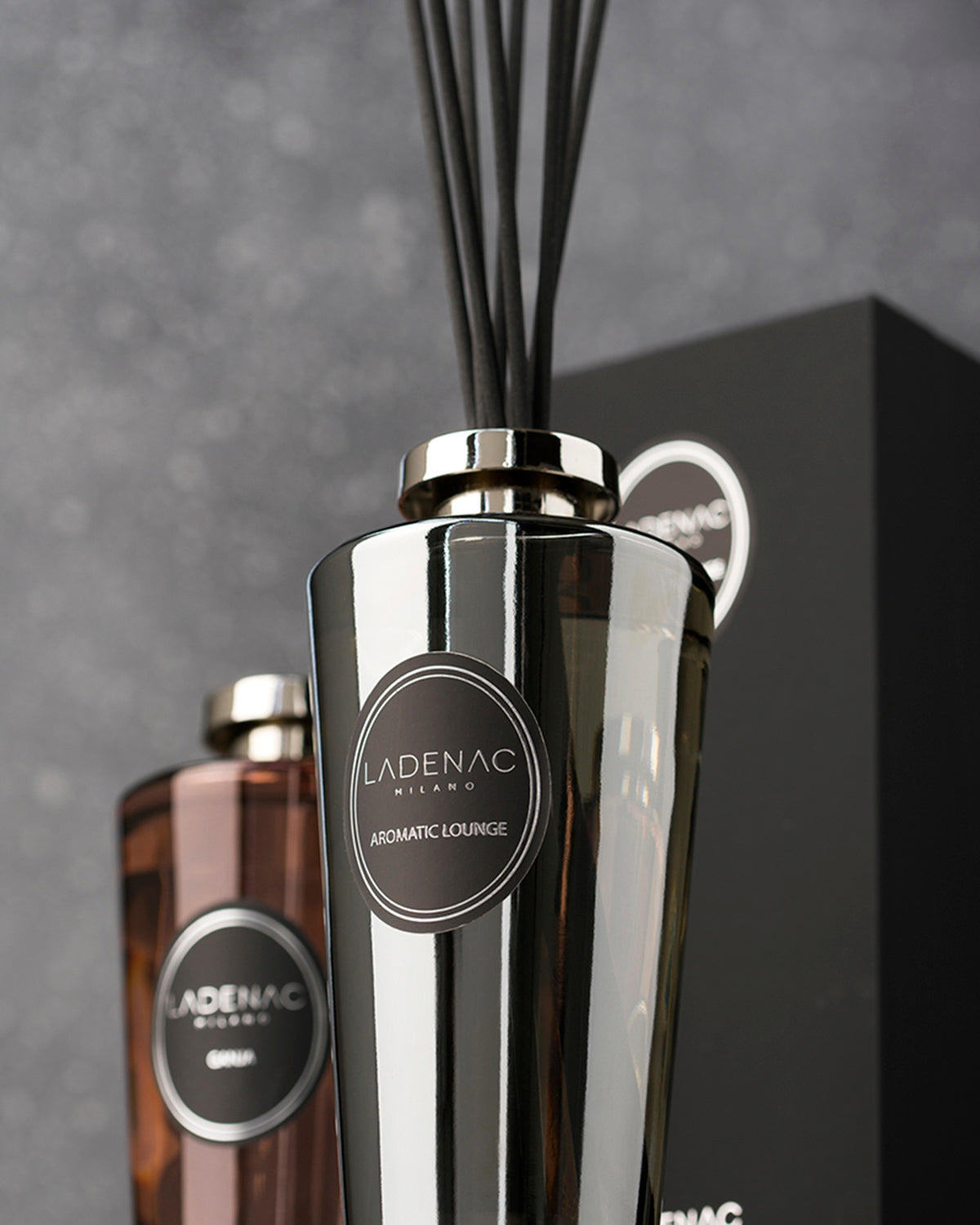 Urban Senses deluxe reed diffuser 500 ml by Ladenac Milano, silver diffuser beside its black gift box