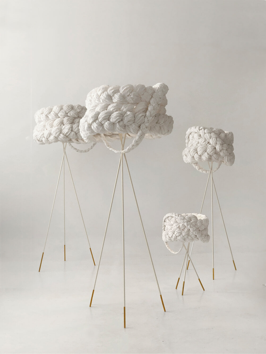 Mammalampa The Bride large floor lamp in White – styled in a room