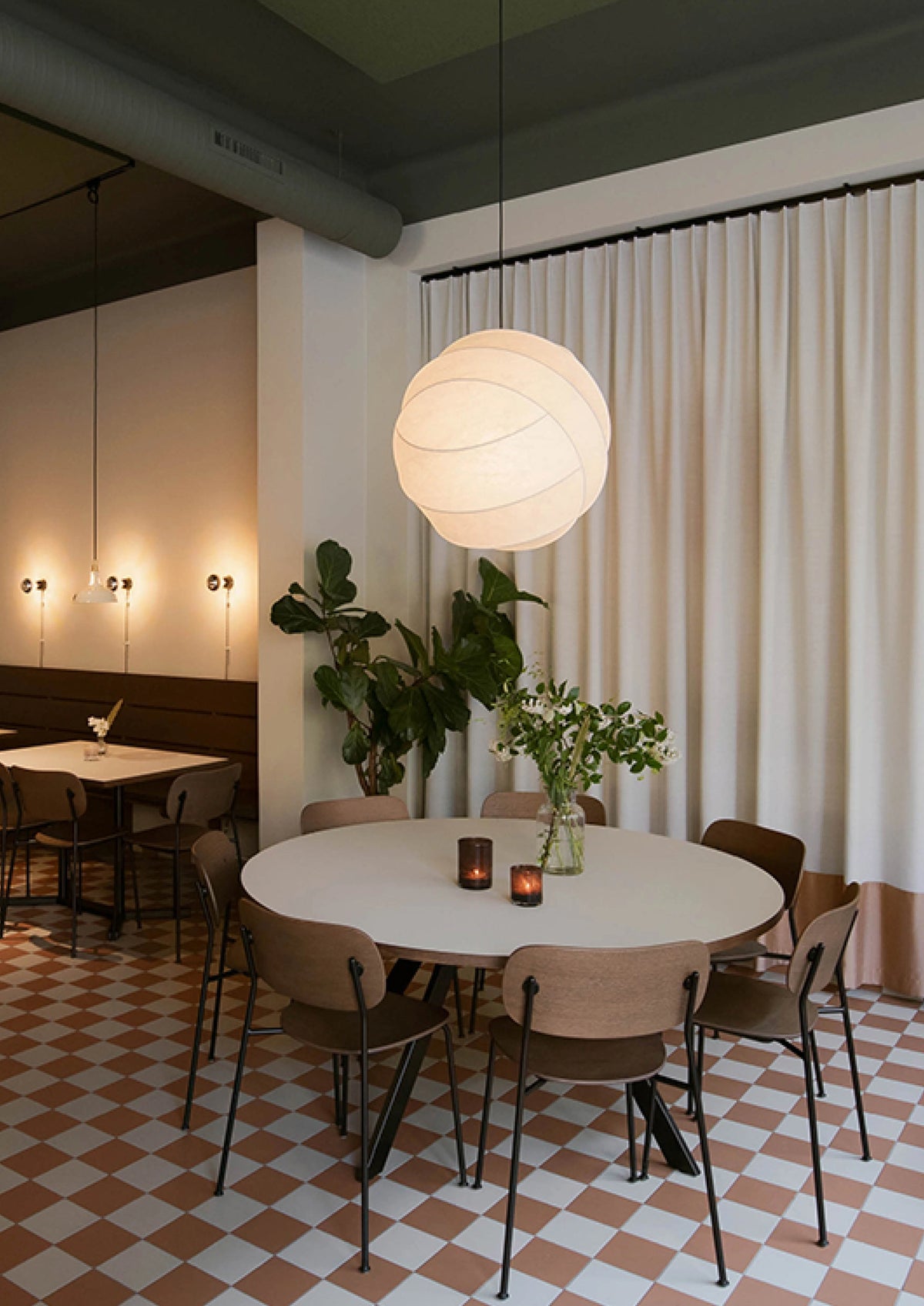 Pholc Turner cocoon pendant light by Broberg & Ridderstråle – Turner 65 over a round dining table