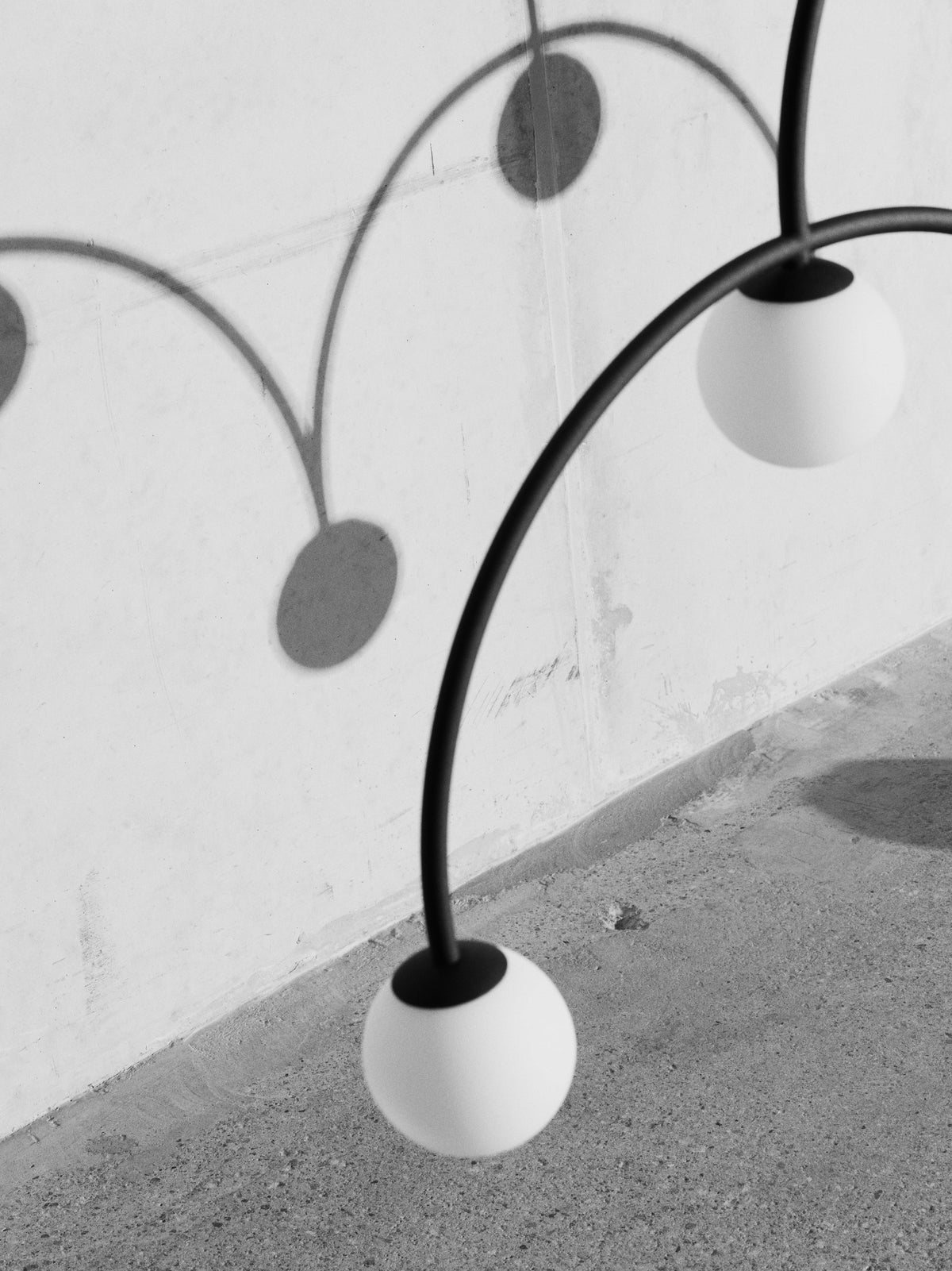 Pholc Bounce chandelier by Monika Mulder – Bounce 169 (66.5 in, 10 lights), studio view