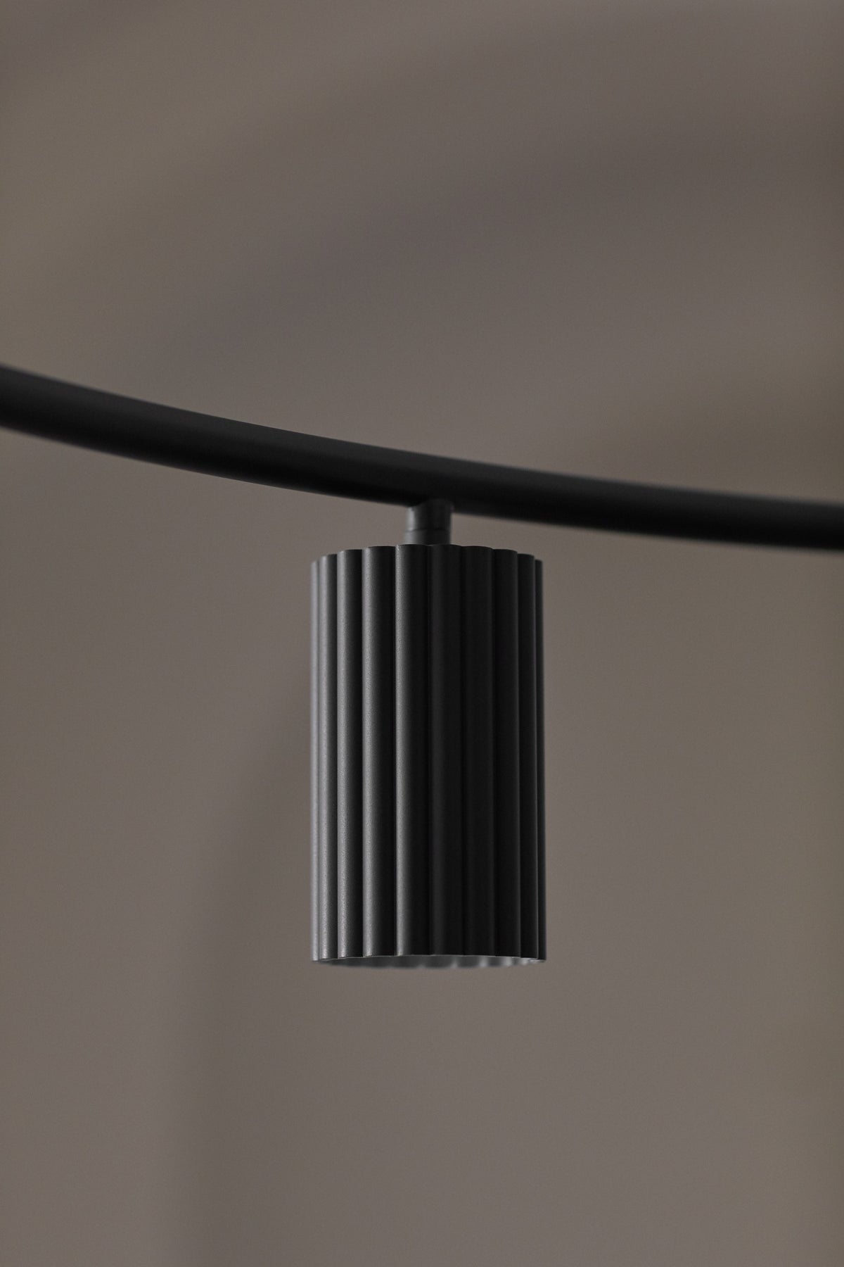 Pholc Donna ring chandelier by Nina Jobs and Stina Sandwall – Circle 100 (39.4 in) Black Ink, styled in a room (6)