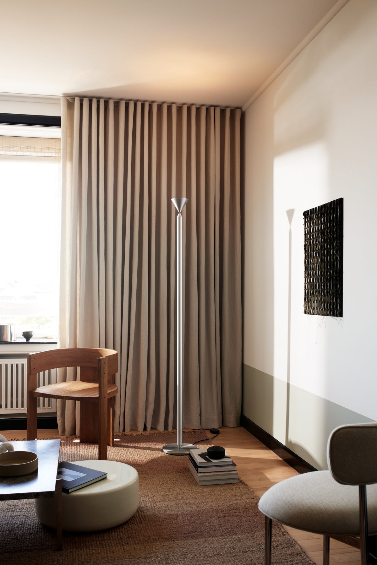 Pholc Apollo floor lamp by Broberg & Ridderstråle – Aluminum, styled in a room (7)