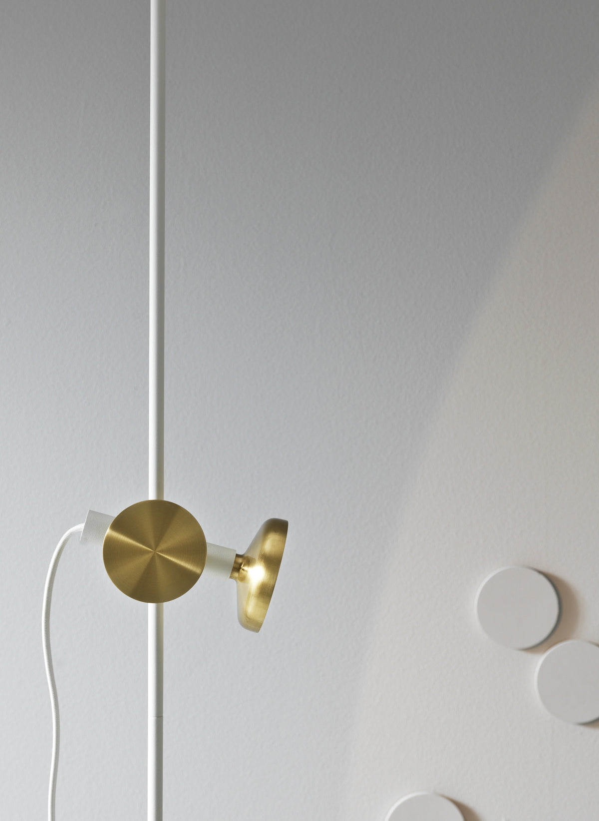 Pholc Blend floor lamp by Sabina Grubbeson – Traffic White and Brass, studio view