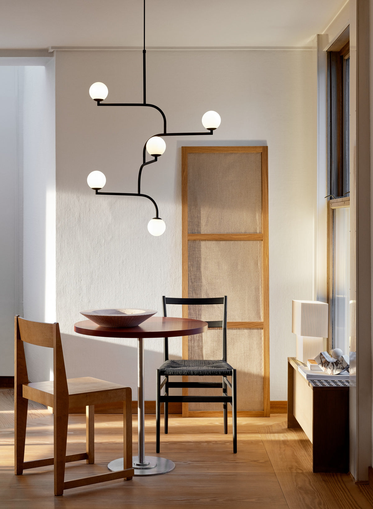 Pholc Mobil chandelier by Monika Mulder – Mobil 100 (5 lights) Black and Opal, styled in a room (2)