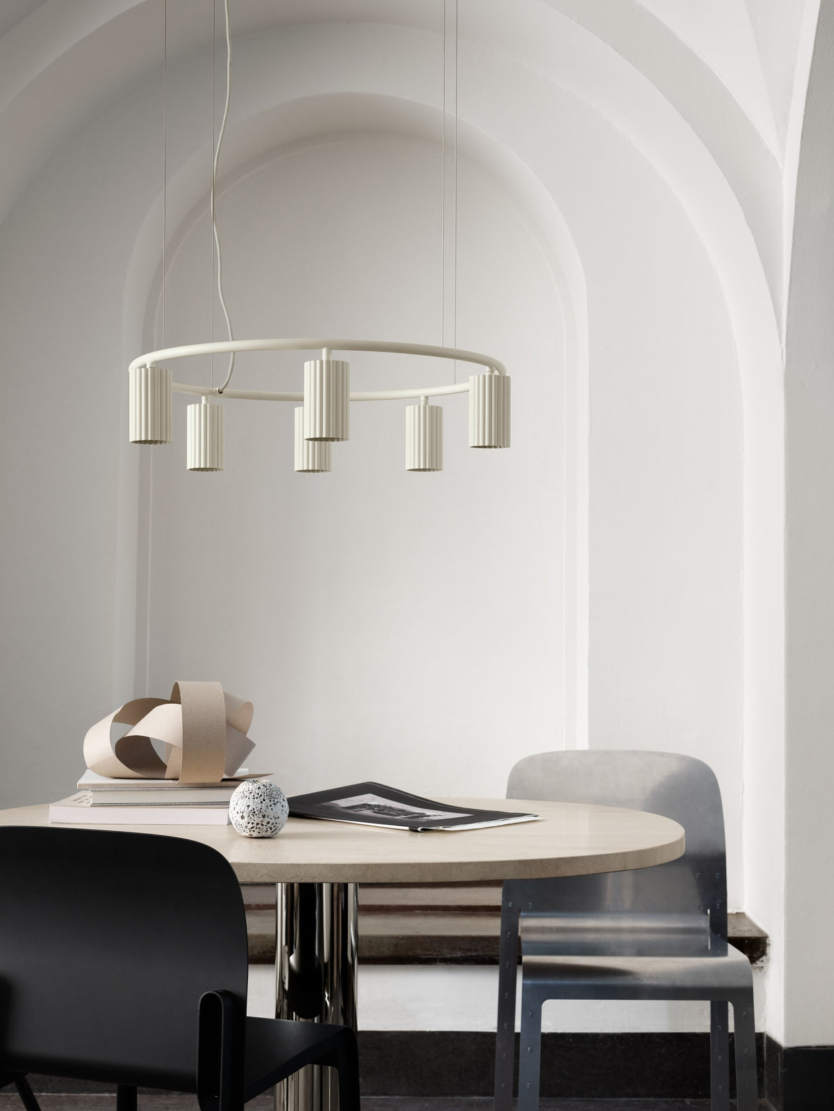 Pholc Donna ring chandelier by Nina Jobs and Stina Sandwall – Circle 60 (23.6 in) Linen, styled in a room (2)