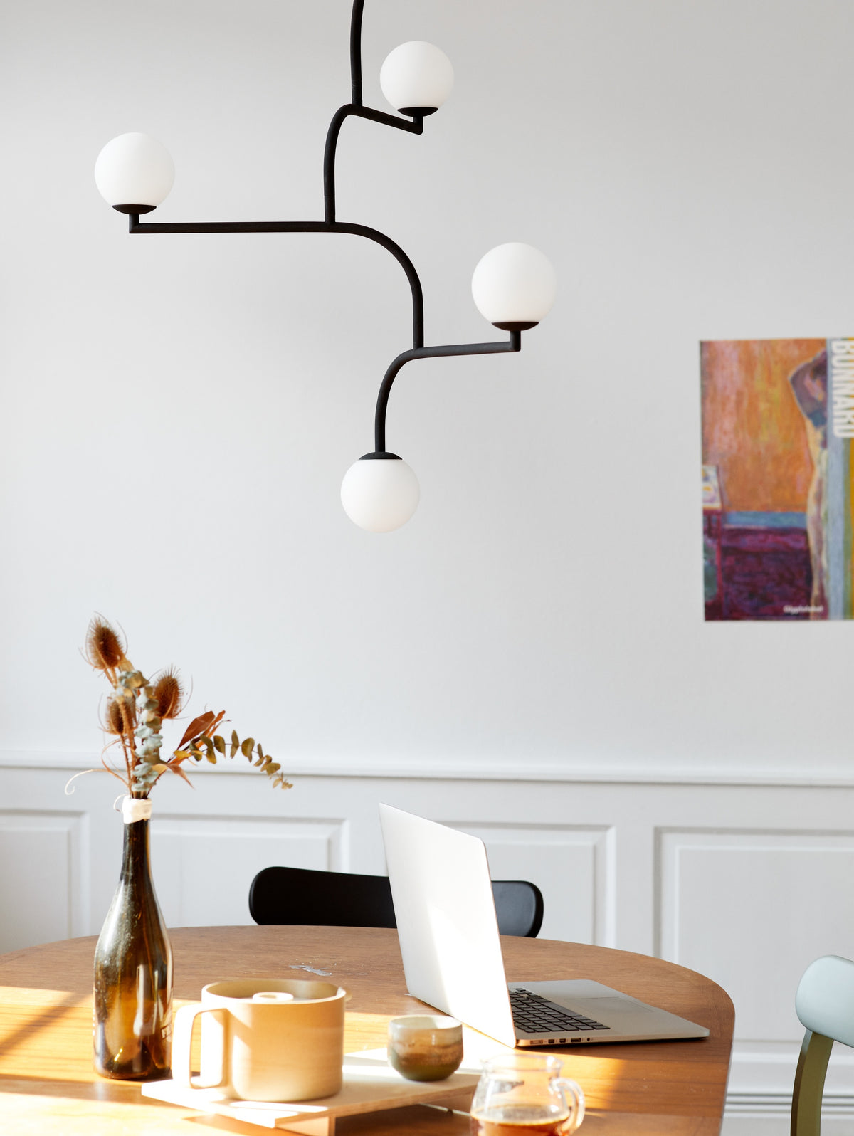 Pholc Mobil chandelier by Monika Mulder – Mobil 100 (5 lights) Black and Opal, styled in a room (3)