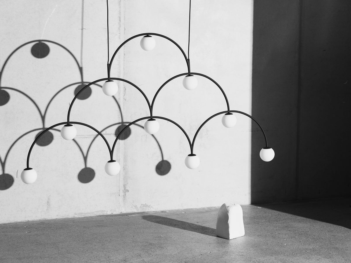 Pholc Bounce chandelier by Monika Mulder – Bounce 169 (66.5 in, 10 lights), studio view (2)
