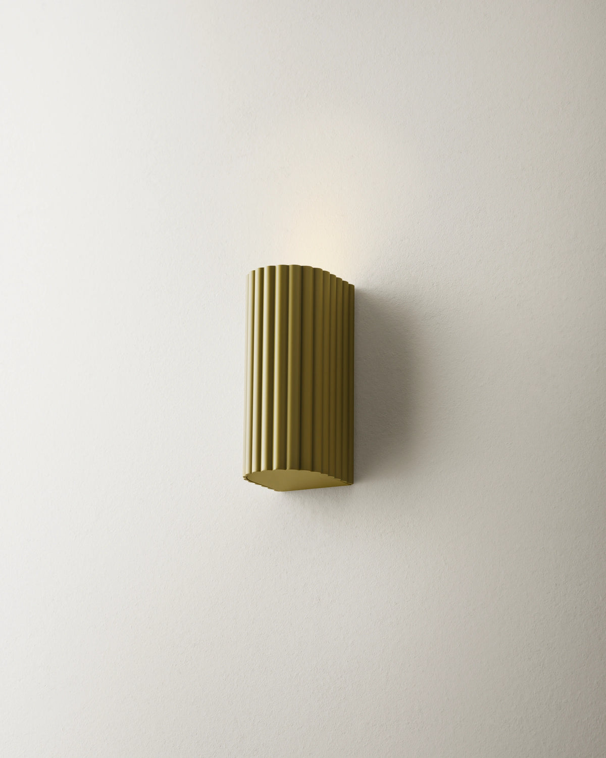 Pholc Donna wall light by Nina Jobs and Stina Sandwall – Amber Green, studio view
